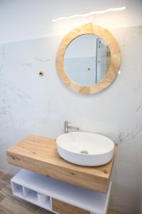Bilik mandi di 3 Rooms Catania - Madeira bright loft cozy quiet independent +3 gambar
