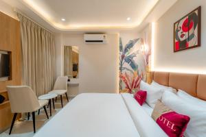 Letto o letti in una camera di Aceotel Select Sarvagya, Vijay Nagar- A Luxury Boutique Hotel -Nipania