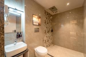 un bagno con lavandino, wc e doccia di Aceotel Select Sarvagya, Vijay Nagar- A Luxury Boutique Hotel -Nipania a Indore