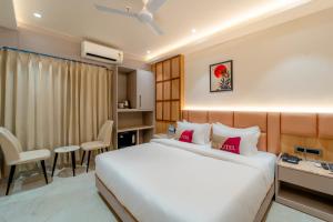 Letto o letti in una camera di Aceotel Select Sarvagya, Vijay Nagar- A Luxury Boutique Hotel -Nipania