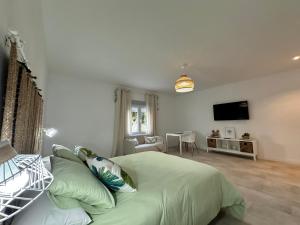 Un dormitorio con una cama y una sala de estar. en Arena, en Gran Tarajal