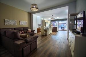 ein Wohnzimmer mit Sofa und Fernseher in der Unterkunft Casa grande con piscina en el centro de Calella, Tramuntana in Calella