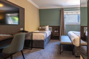 Postel nebo postele na pokoji v ubytování Nevis Bank Inn
