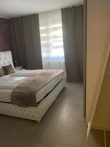 sypialnia z łóżkiem i oknem w obiekcie Sehr grosse 5 Zimmer Wohnung mit Garten und terasse w mieście Wiesbaden