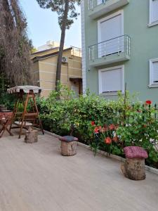 Vrt pred nastanitvijo Nio Planet Villa Golem, Durrës
