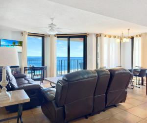 Część wypoczynkowa w obiekcie Phoenix East 801 by ALBVR - Corner unit with wrap-around balcony and unparalleled views!