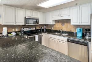 Kuchnia lub aneks kuchenny w obiekcie Phoenix East 801 by ALBVR - Corner unit with wrap-around balcony and unparalleled views!