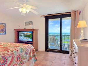 sypialnia z łóżkiem i widokiem na balkon w obiekcie Phoenix East 801 by ALBVR - Corner unit with wrap-around balcony and unparalleled views! w mieście Orange Beach