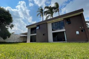 a house with palm trees in front of it at Loft Sole Mio in Orizaba