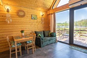 a living room with a couch and a table at Domki Kamienna4 in Gersdorf