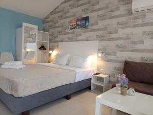 Postel nebo postele na pokoji v ubytování Simada Blue Guesthouse + 83 fotografií