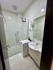 Bilik mandi di Shine residence