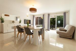 a kitchen and dining room with a table and chairs at Villa Cosy avec Jardin Paris Disney in Bry-sur-Marne