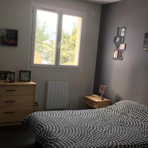una camera da letto con un letto e una finestra di Villa au calme avec piscine a Foix Altre 21 foto