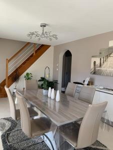 una sala da pranzo con tavolo e sedie di Villa au calme avec piscine a Foix