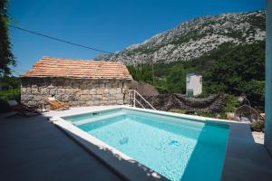 Bazén v ubytování Maison Laurel - Beautiful Stone Estate With Private Pool, Near Split and Omiš nebo v jeho okolí