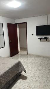 Μια τηλεόραση ή/και κέντρο ψυχαγωγίας στο Apartamento 84 - 2 habitaciones