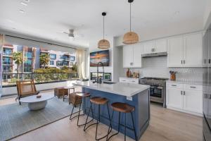 Η κουζίνα ή μικρή κουζίνα στο Best View Point In The City Rooftop 180 Ocean Views