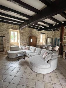 a living room with a couch and a table at Maison sur Lot in Villeneuve-sur-Lot