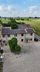 ein Haus mit Solarpaneelen auf dem Dach in der Unterkunft Pitaciò Affittacamere in Vicomero
