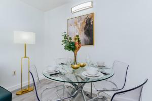 una sala da pranzo con tavolo e sedie in vetro di Fantastic APT Brickell a Miami