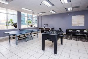 una stanza con due tavoli da ping pong e un divano di Fantastic APT Brickell a Miami Altre 30 foto