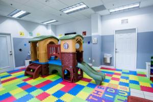 una sala giochi per bambini con parco giochi di Fantastic APT Brickell a Miami