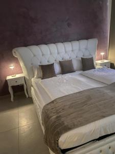 sypialnia z dużym białym łóżkiem z dwoma stołami w obiekcie Sehr grosse 5 Zimmer Wohnung mit Garten und terasse w mieście Wiesbaden