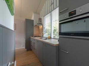 eine Küche mit Spüle und Herd oberen Backofen in der Unterkunft Family Home by the Dunes in Sint Maartensvlotbrug