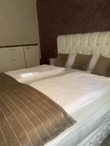 dwa łóżka ustawione obok siebie w pokoju w obiekcie Sehr grosse 5 Zimmer Wohnung mit Garten und terasse w mieście Wiesbaden