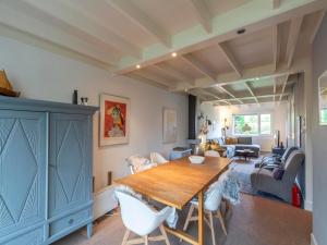 Ruang duduk di Family Home Sint Maartenszee near Beach