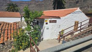 a small white building with a tree in front of it at Los Frailes 28 in Fátaga