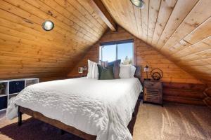 Giường trong phòng chung tại Woodland Retreats By Jerny Destinations