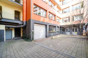 Gedung tempat apartemen berlokasi