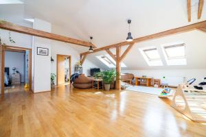 Area tempat duduk di Bright and airy apartment in unique suburb