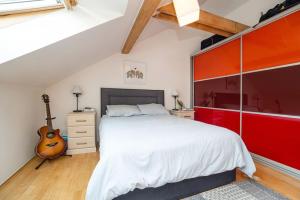 Tempat tidur dalam kamar di Bright and airy apartment in unique suburb