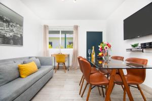 TV a/nebo společenská místnost v ubytování Boutique Apartments SoBe