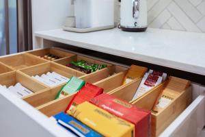 Un cajón en una cocina lleno de cajas de comida. en Memorial Crescent Retreat - 4 bedroom family home, en Methven
