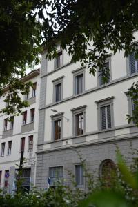 duży biały budynek z wieloma oknami w obiekcie Suite Imperiale Florence we Florencji