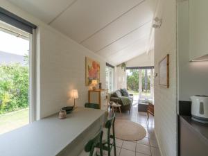 Casa con cocina y sala de estar con mesa. en Holiday Home near Petten Beach with Pool, en Petten