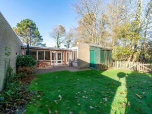 Κήπος έξω από το Bungalow in Sint Maartenszee near Beach