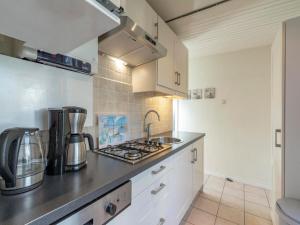 Η κουζίνα ή μικρή κουζίνα στο Bungalow in Sint Maartenszee near Beach +13 φωτογραφίες