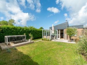 Κήπος έξω από το Bungalow in Callantsoog near the Beach
