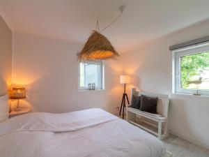 Ένα ή περισσότερα κρεβάτια σε δωμάτιο στο Bungalow in Callantsoog near the Beach