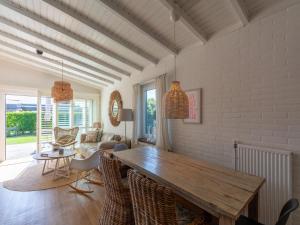 Χώρος καθιστικού στο Bungalow in Callantsoog near the Beach