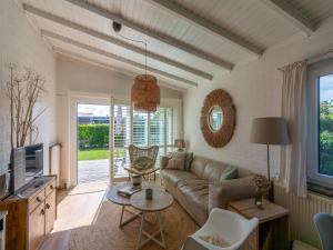 Χώρος καθιστικού στο Bungalow in Callantsoog near the Beach