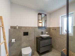 Ένα μπάνιο στο Bungalow in Callantsoog near the Beach +28 φωτογραφίες