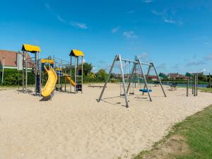 Ο χώρος παιχνιδιού για παιδιά στο Apartment near Dutch Coast with French Balcony +21 φωτογραφίες