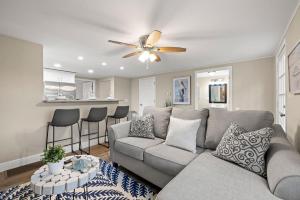 パームハーバーにある3BR Guest Escape with Pool and Theaterのギャラリーの写真