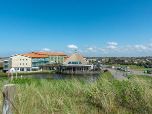 Vistas a una ciudad con un edificio y una calle en Apartment by Dutch Beach Pet-Friendly, en Julianadorp